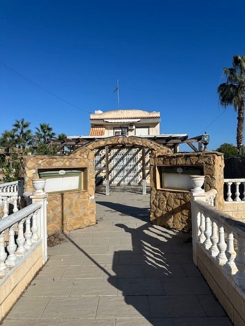 Vista exterior de Local en venda en Orihuela