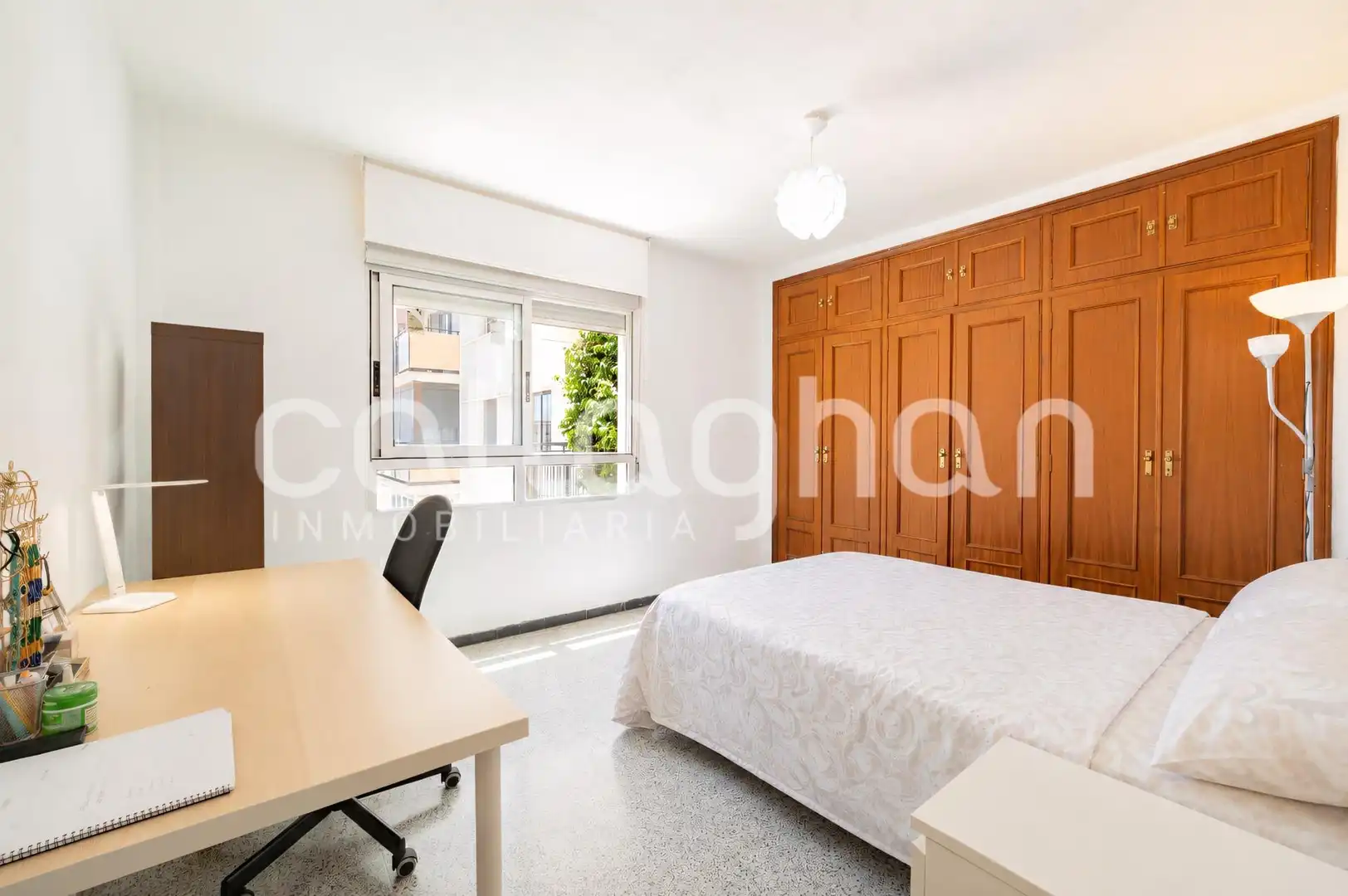 Schlafzimmer von Wohnung zum Verkauf in Valencia mit Möbliert und Balkon