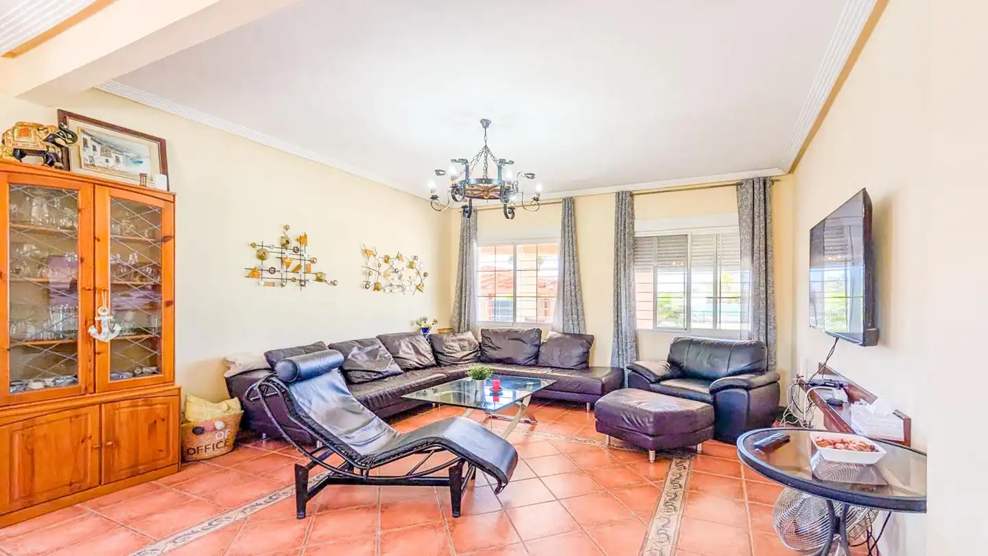 Sala d'estar de Casa o xalet en venda en Elche / Elx amb Aire condicionat, Jardí privat i Terrassa