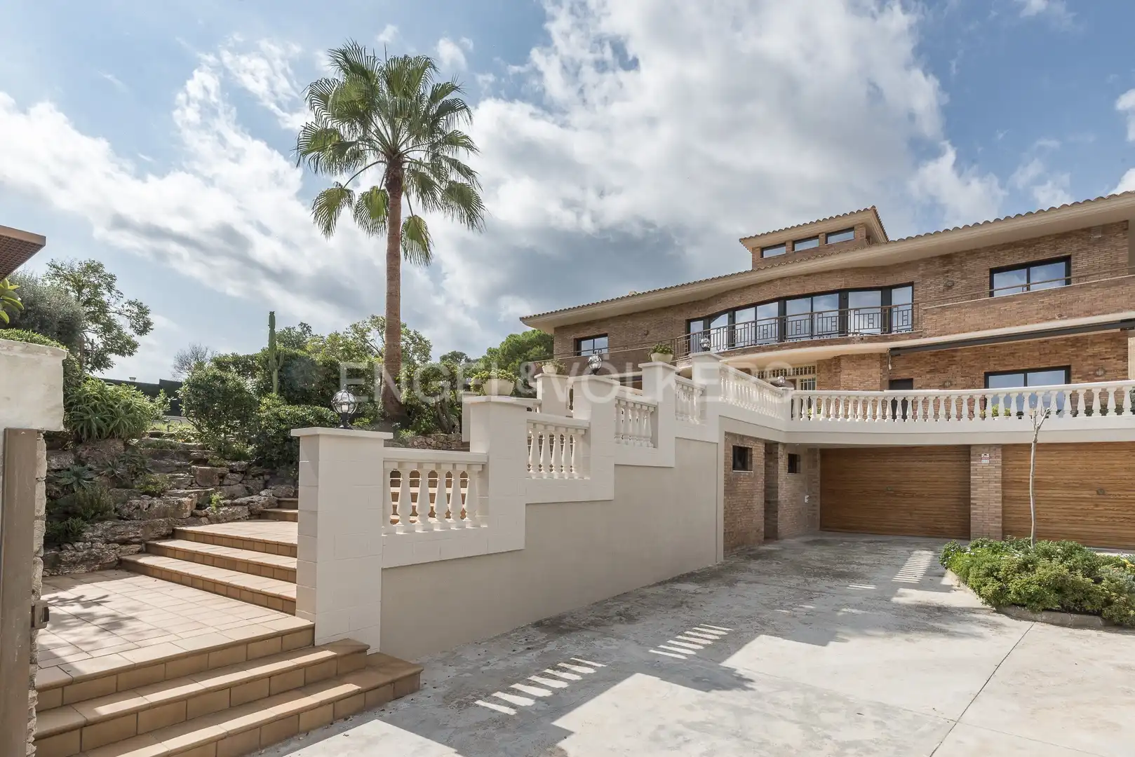 Vista exterior de Casa o xalet en venda en Vilanova i la Geltrú amb Aire condicionat, Calefacció i Jardí privat