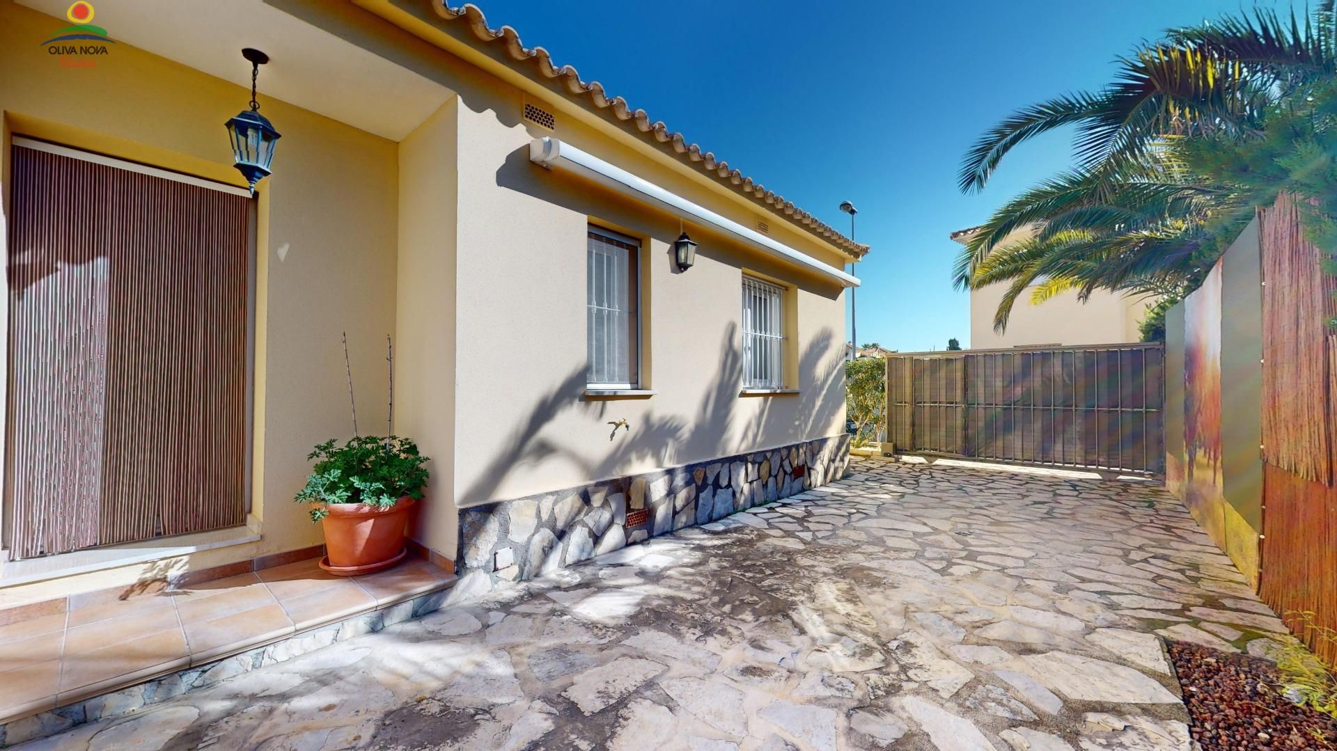 Vista exterior de Casa o xalet en venda en Oliva amb Aire condicionat, Calefacció i Jardí privat