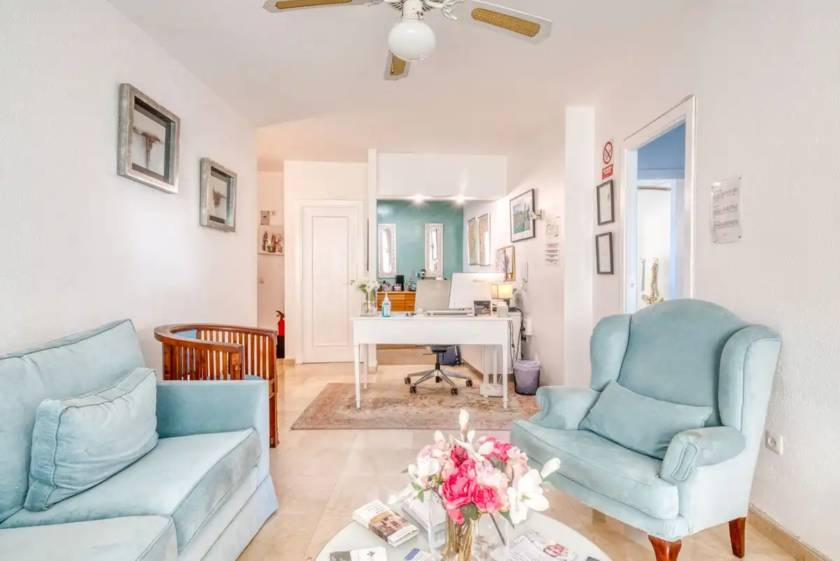 Sala de estar de Planta baja en venta en Estepona con Aire acondicionado, Terraza y Piscina comunitaria