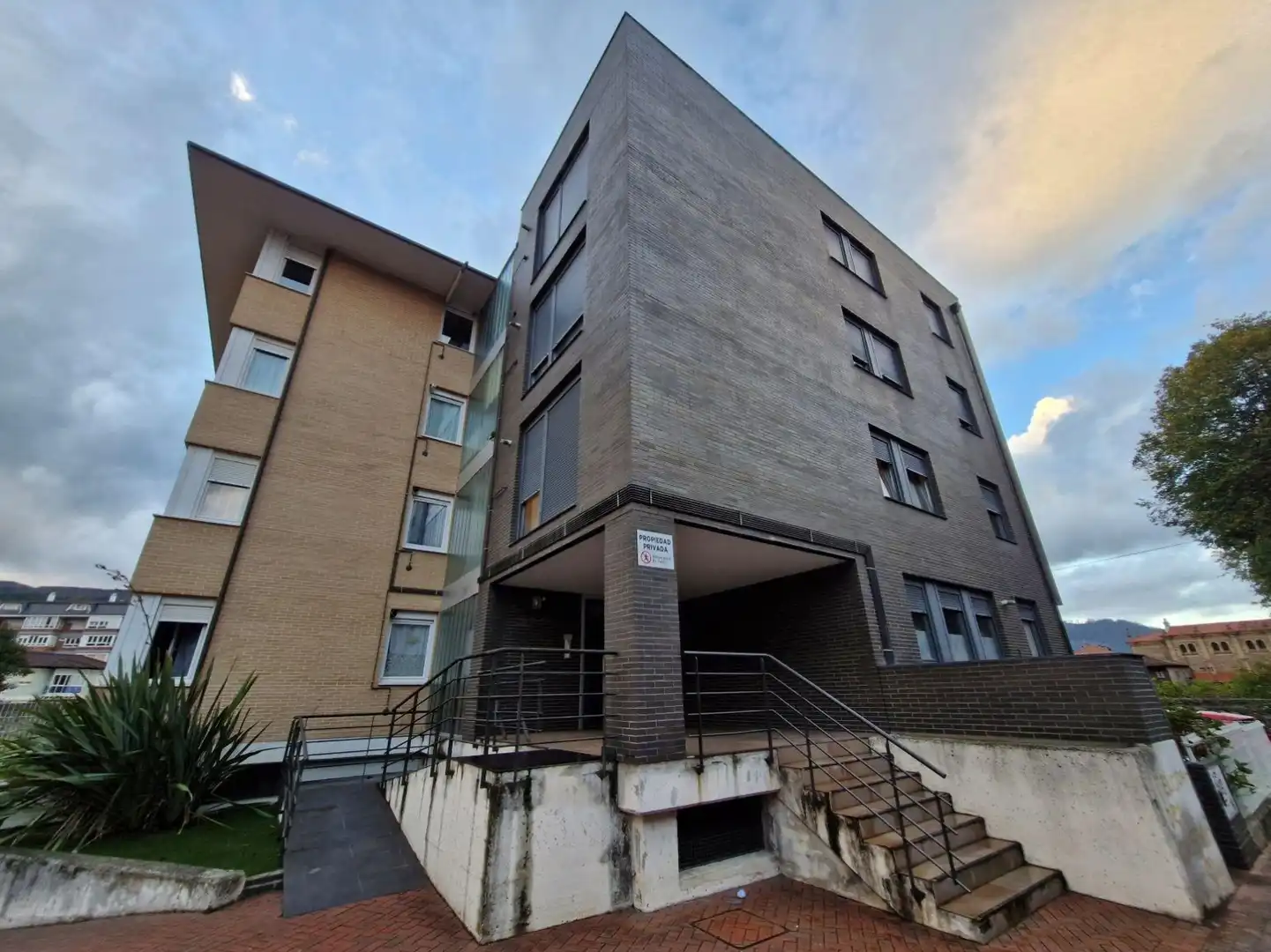 Vista exterior de Piso en venta en Los Corrales de Buelna  con Calefacción, Parquet y Terraza