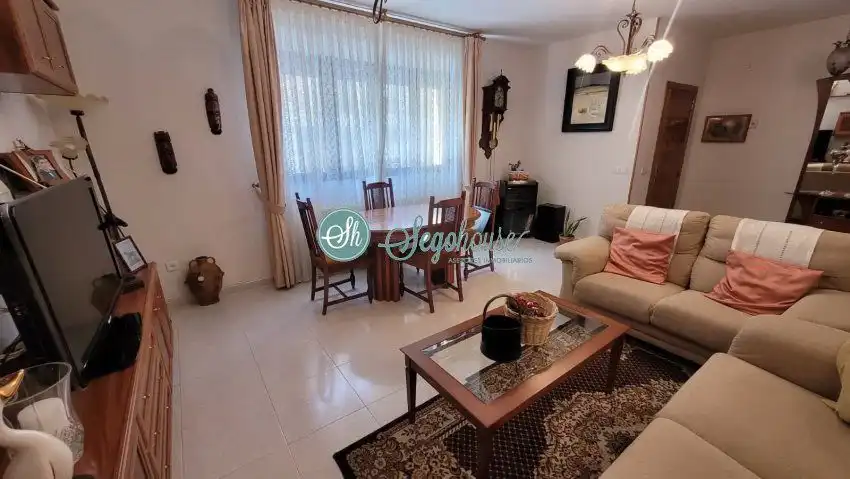 Sala d'estar de Casa o xalet en venda en Segovia amb Calefacció, Parquet i Terrassa