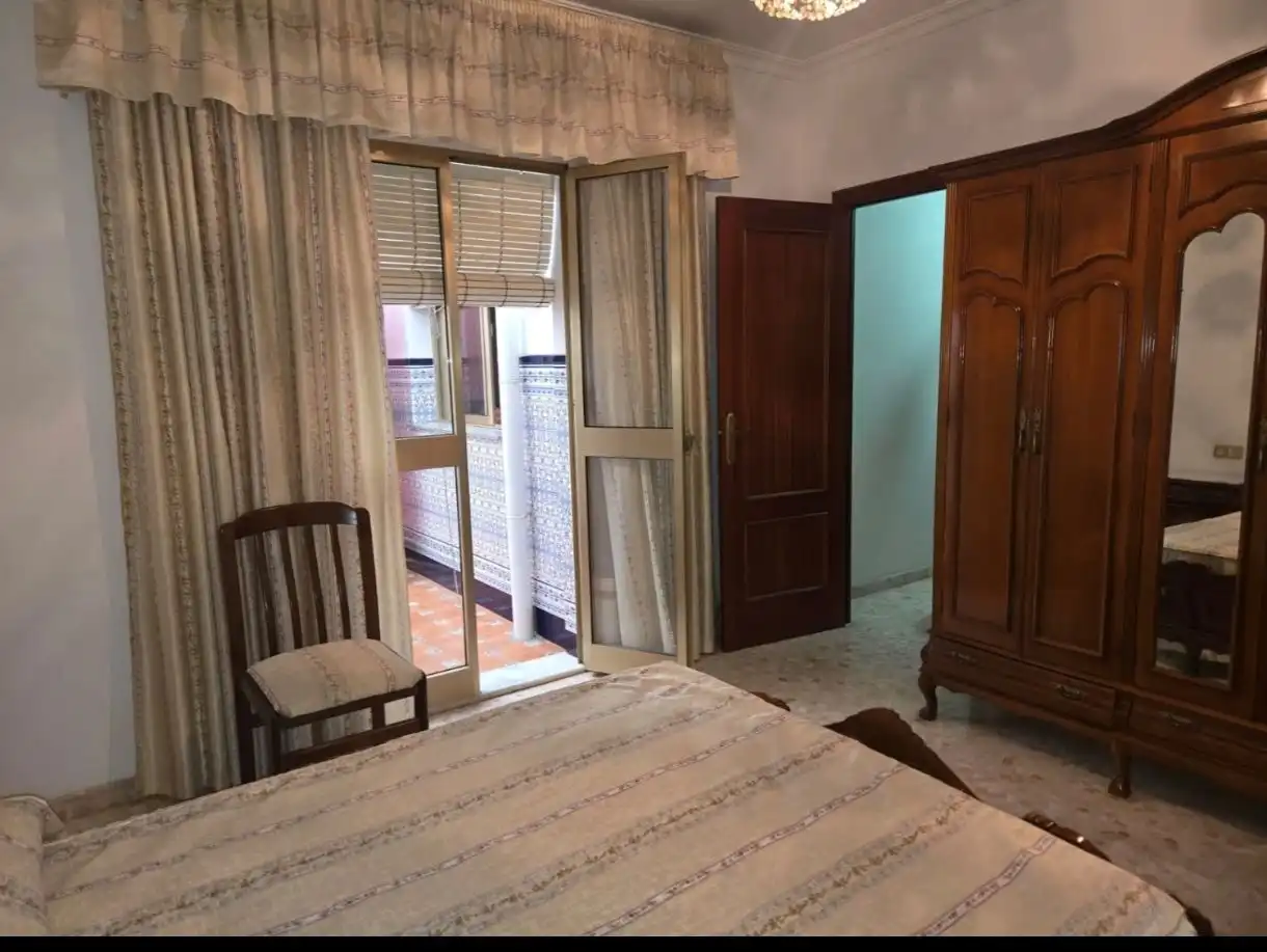 Dormitori de Casa adosada en venda en Mairena del Aljarafe amb Aire condicionat, Terrassa i Moblat