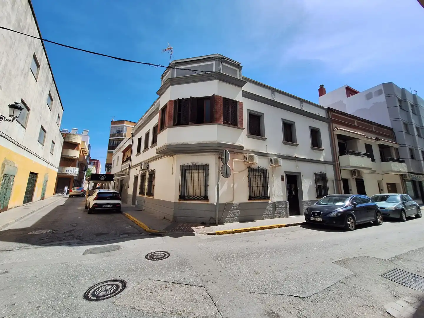 Außenansicht von Gebäude zum Verkauf in La Línea de la Concepción mit Alarm