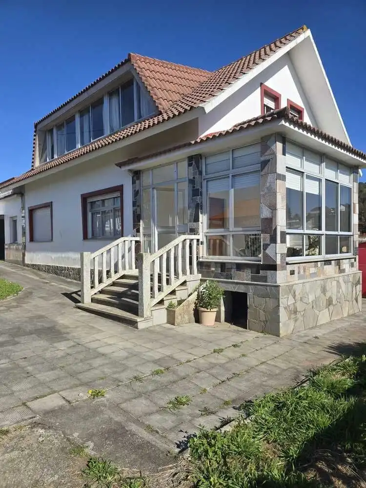 Vista exterior de Casa o xalet en venda en Valdoviño amb Calefacció, Jardí privat i Terrassa