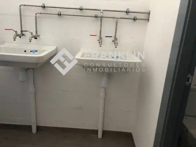 Badezimmer von Fabrikhallen zur Miete in Celrà