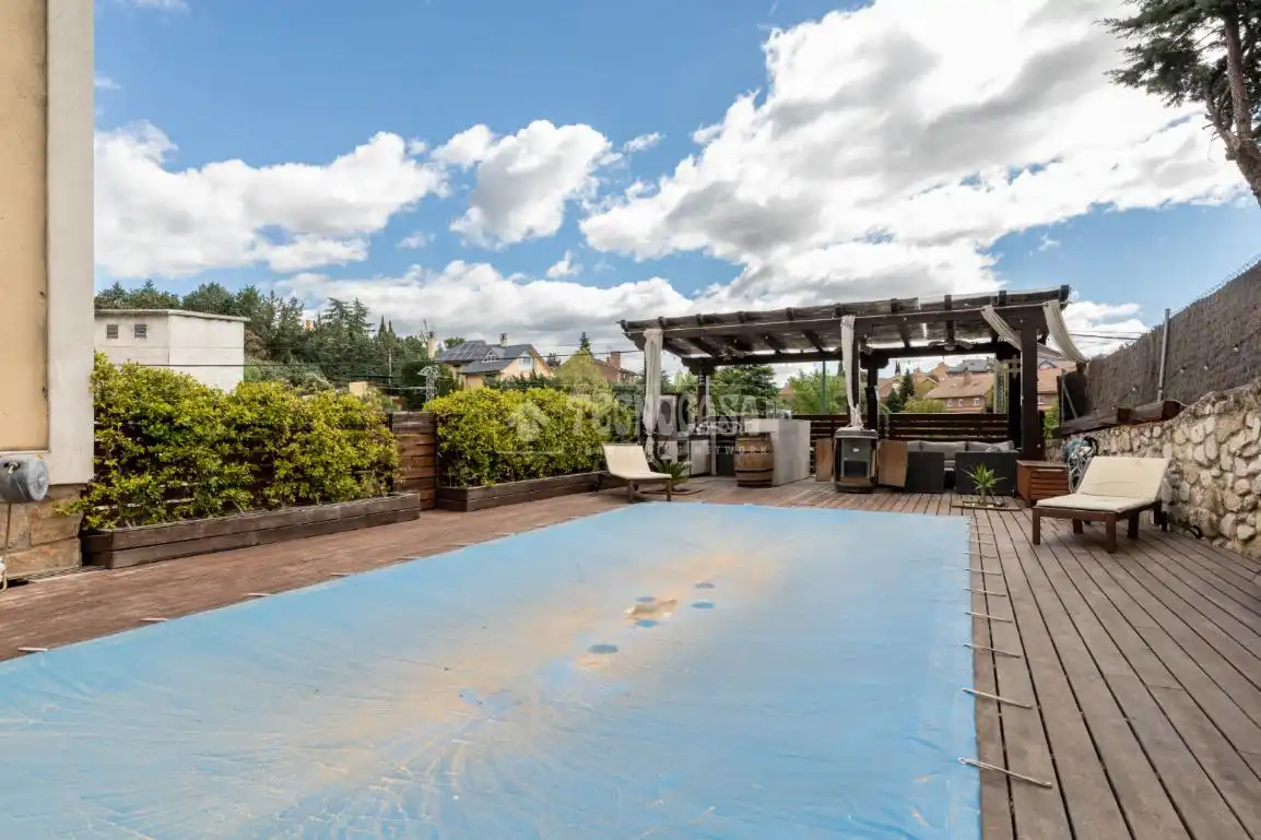 Piscina de Casa adosada en venda en Torrelodones amb Calefacció, Jardí privat i Piscina