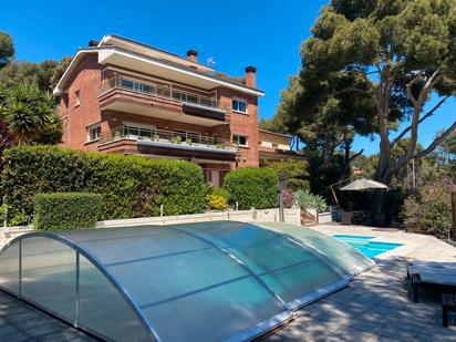 Piscina de Casa o xalet en venda en Castelldefels amb Aire condicionat, Calefacció i Jardí privat