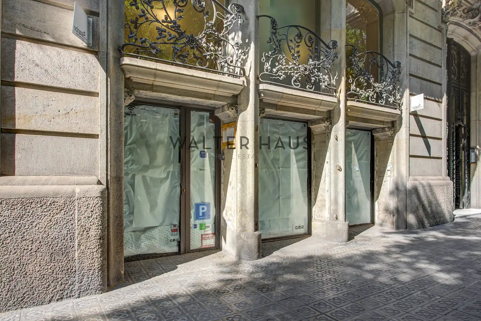 Exterior view of Commercial properties for rent in Barcelona  with Air Conditioner