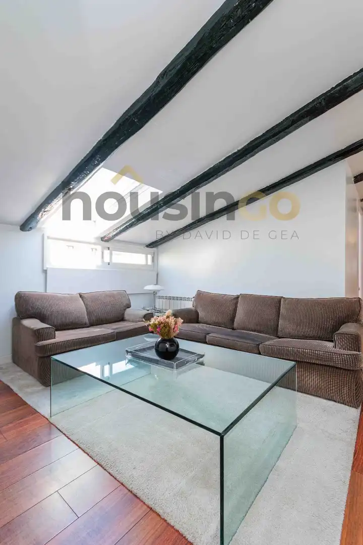 Wohnzimmer von Dachboden zur Miete in Madrid mit Klimaanlage, Heizung und Möbliert