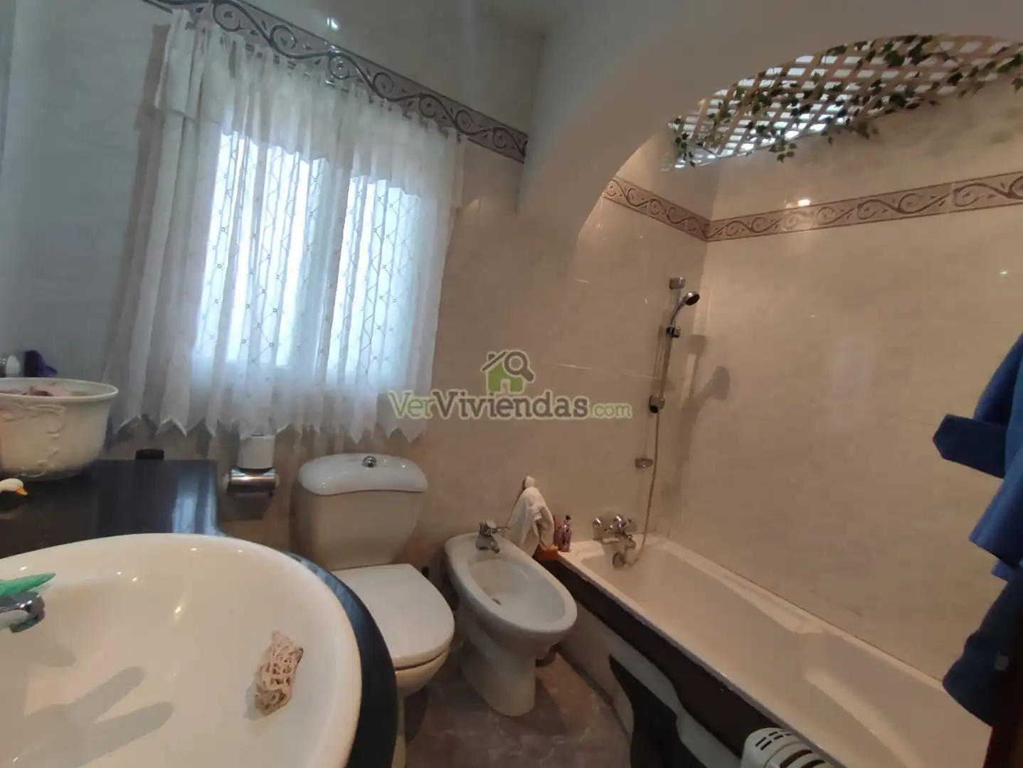Baño de Casa o chalet en venta en Vallirana con Jardín privado, Terraza y Horno