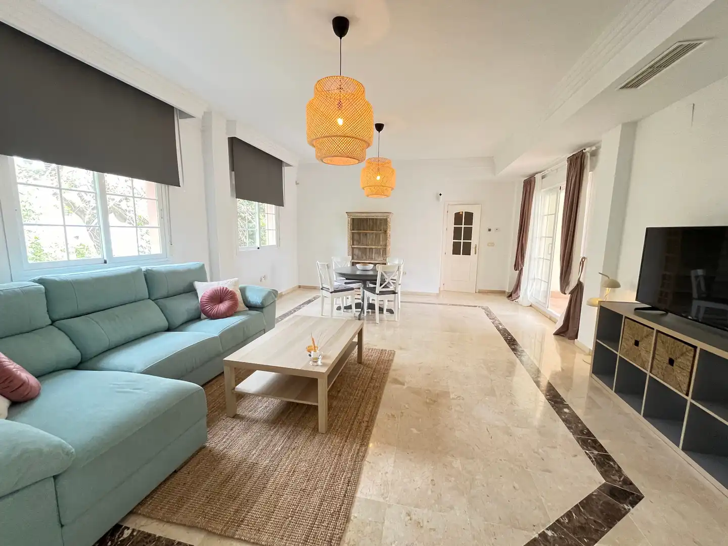 Living room of Flat for sale in Marbella  with Air Conditioner, Terrace and Storage room