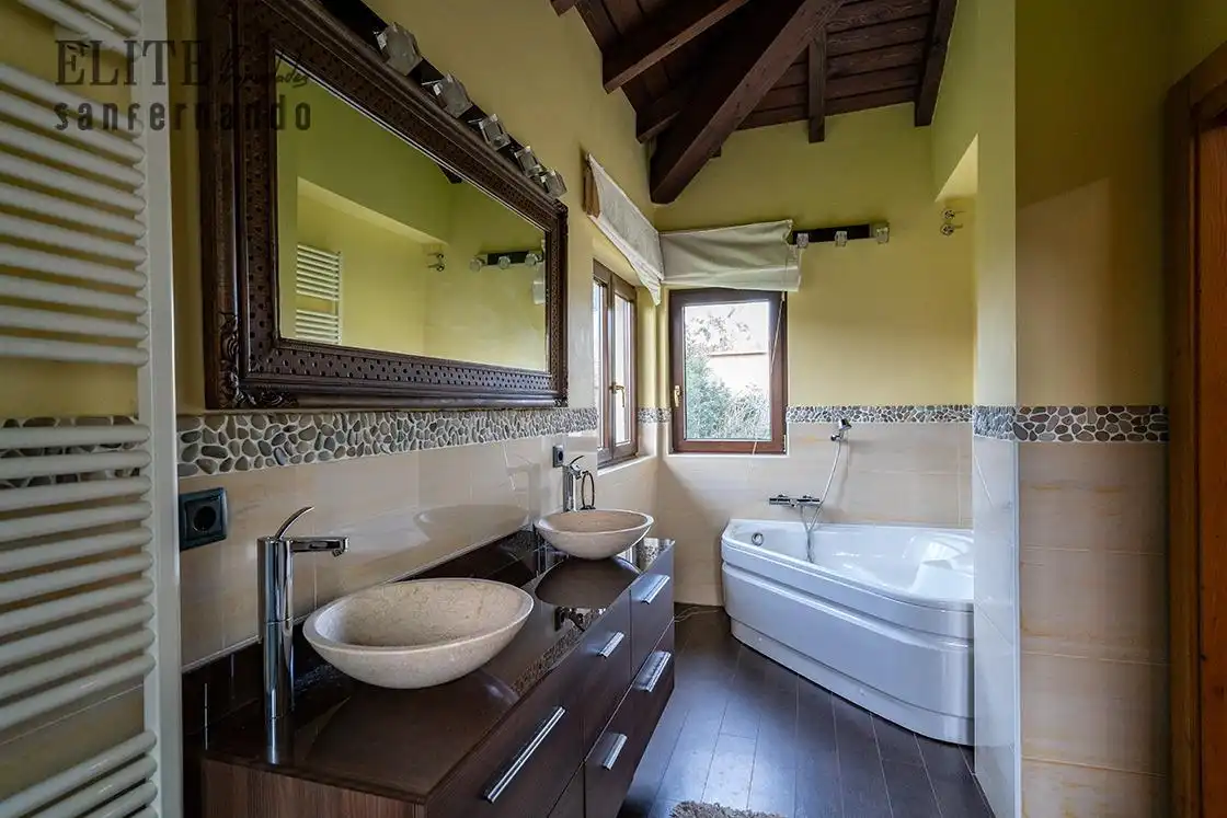 Bany de Casa o xalet en venda en Santillana del Mar amb Calefacció, Jardí privat i Piscina