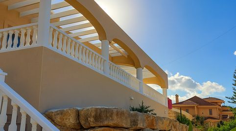 Chalet independiente de 246 metros cuadrados con vistas al mar, completamente renovado a 200 metros del mar . 3 Dormitorios , 2 ba