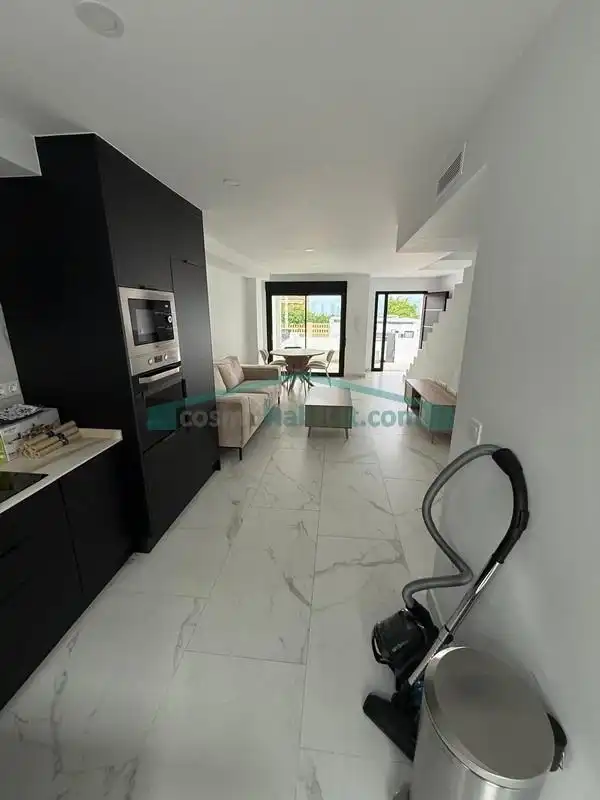 Wohnzimmer von Einfamilien-Reihenhaus zum Verkauf in Mutxamel mit Klimaanlage, Privatgarten und Terrasse