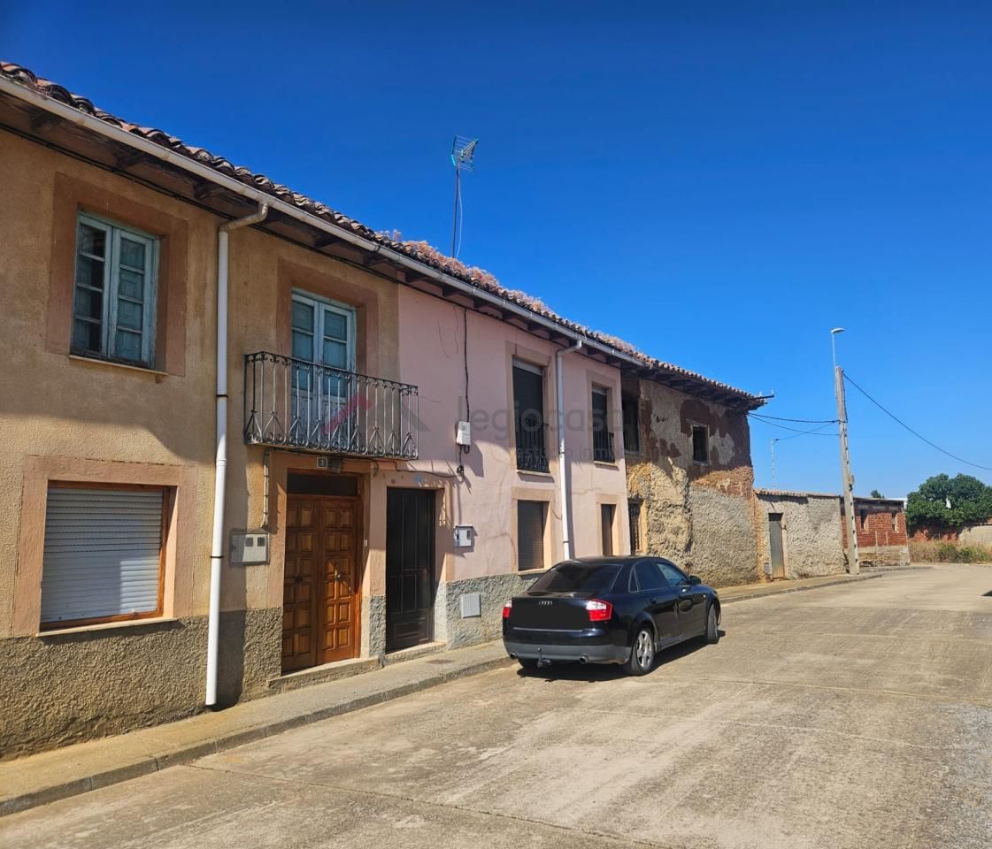 Exterior view of House or chalet for sale in Valdevimbre  with Heating and Private garden
