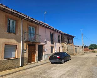 Vista exterior de Casa o xalet en venda en Valdevimbre amb Calefacció i Jardí privat