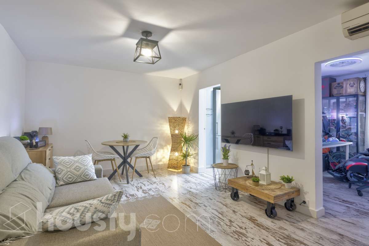 Living room of Flat for sale in  Barcelona Capital  with Air Conditioner, Parquet flooring and Furnished