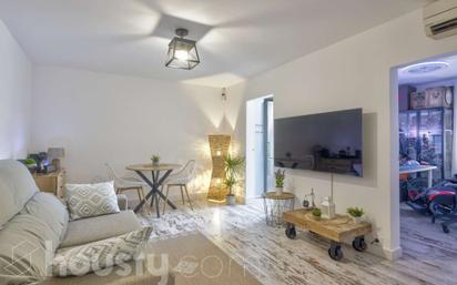 Living room of Flat for sale in  Barcelona Capital  with Air Conditioner, Parquet flooring and Furnished