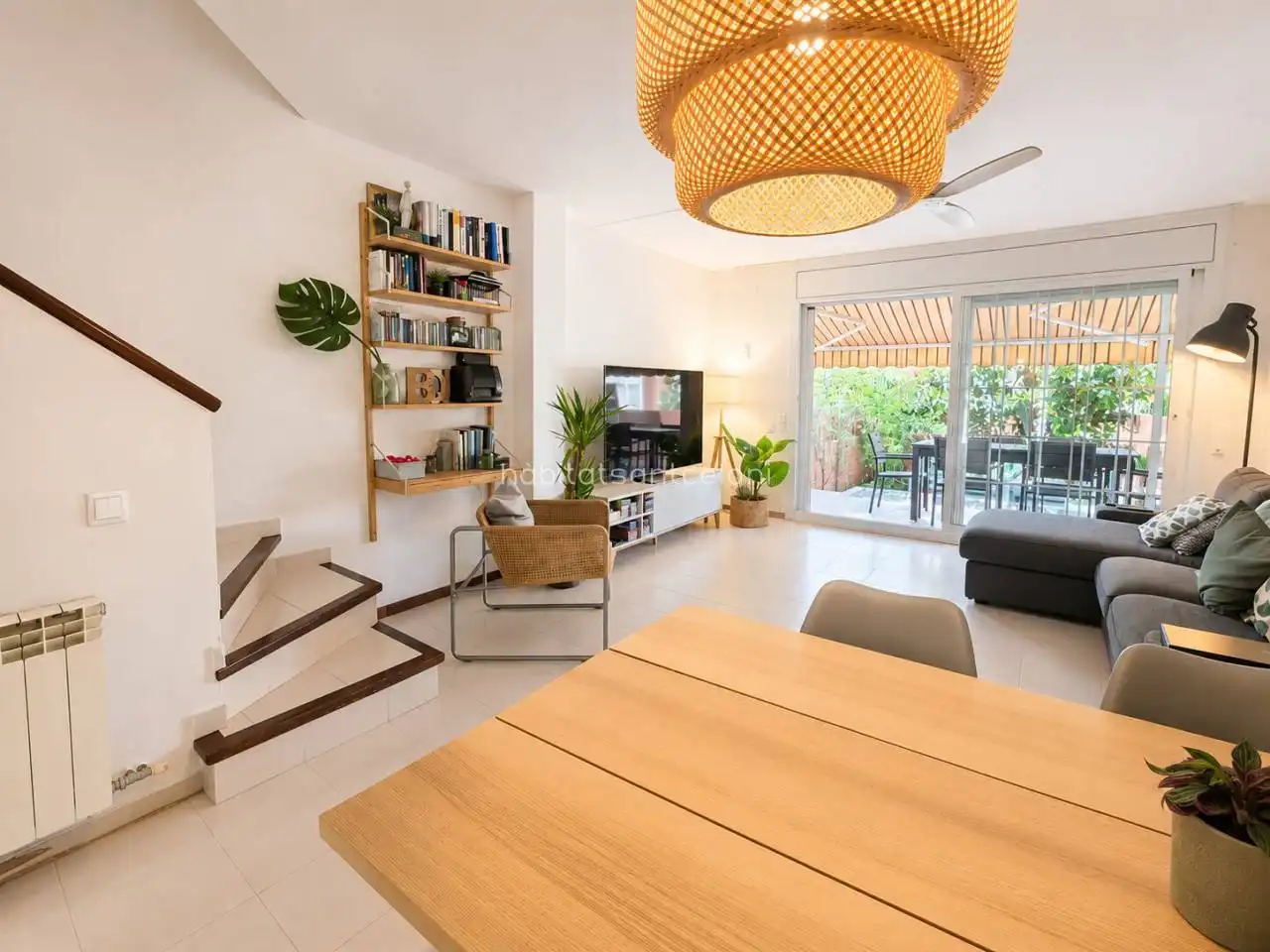 Sala d'estar de Casa adosada en venda en Cerdanyola del Vallès amb Calefacció, Jardí privat i Piscina comunitària