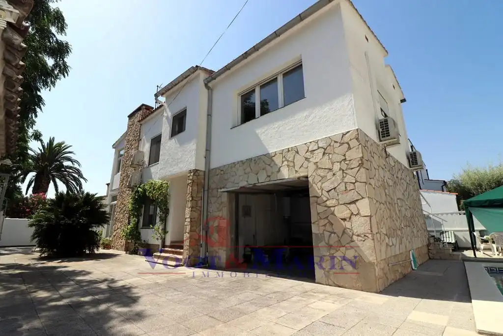 Casa con terraza en venta en Carrer Montgrí