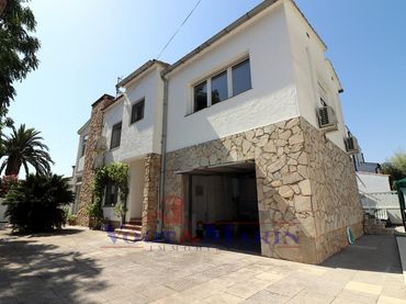 Casa con balcone in vendita a Carrer Montgrí