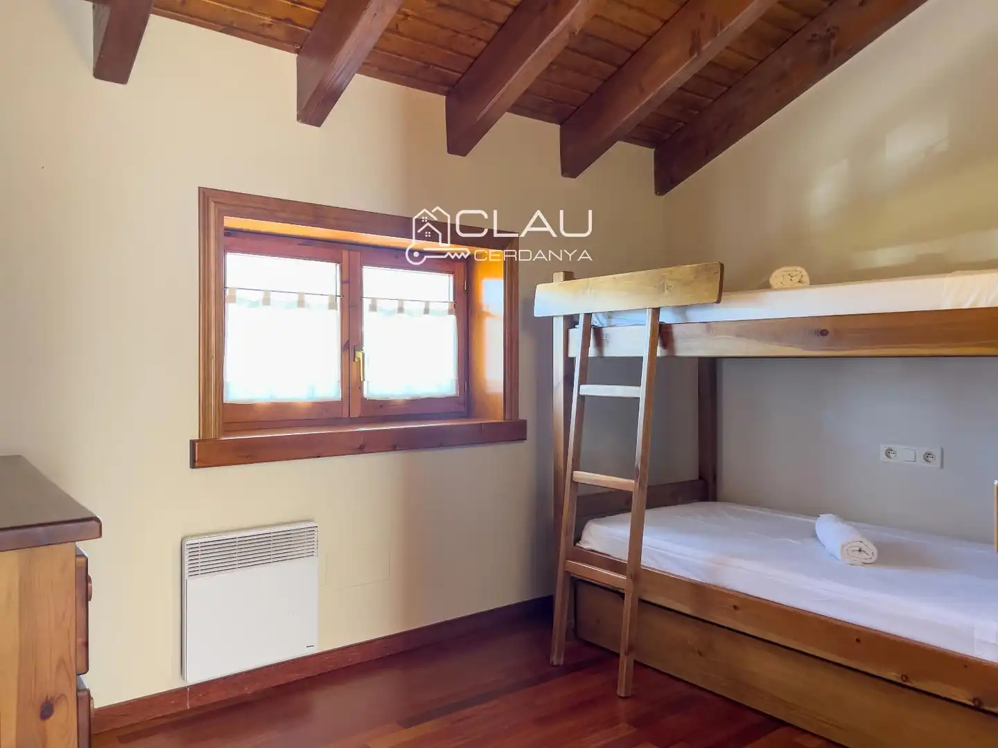 Schlafzimmer von Einfamilien-Reihenhaus zur Miete in Palau - de - Cerdagne mit Heizung, Privatgarten und Parkett