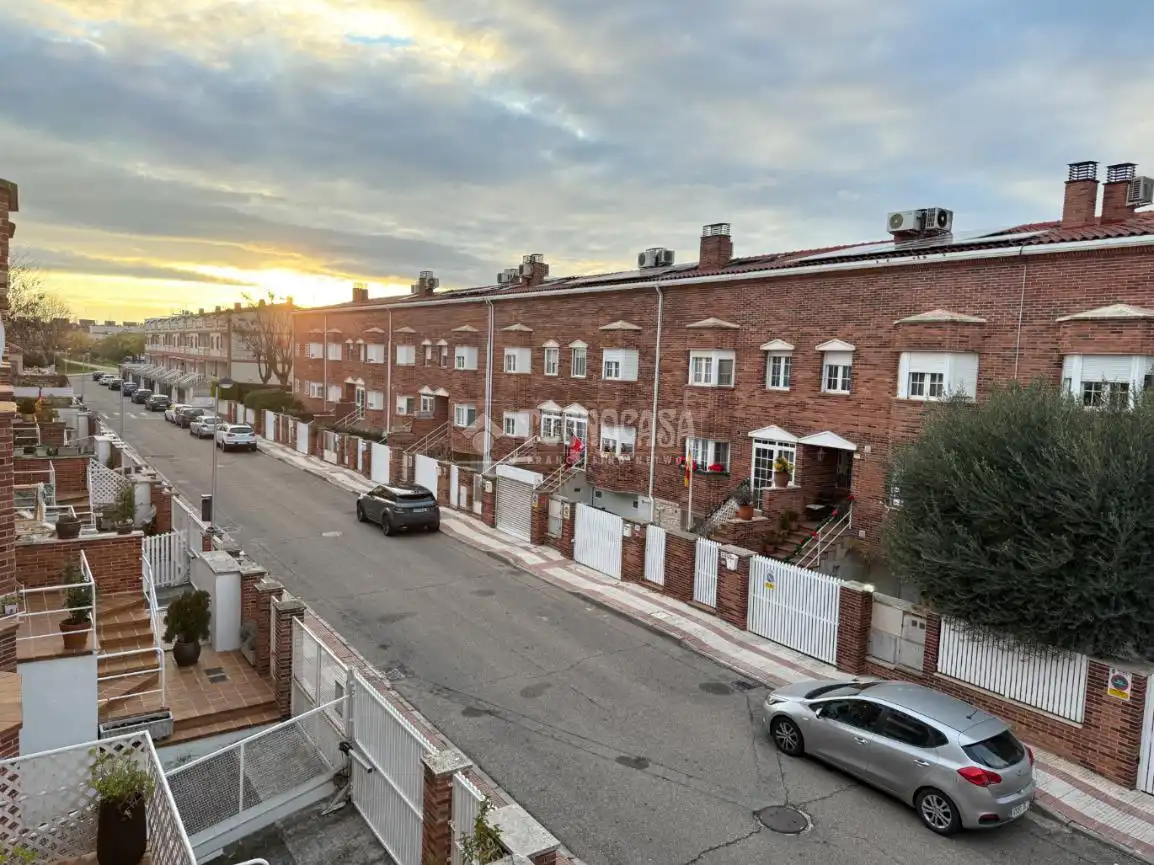Außenansicht von Einfamilien-Reihenhaus zum Verkauf in Guadalajara mit Klimaanlage, Heizung und Privatgarten