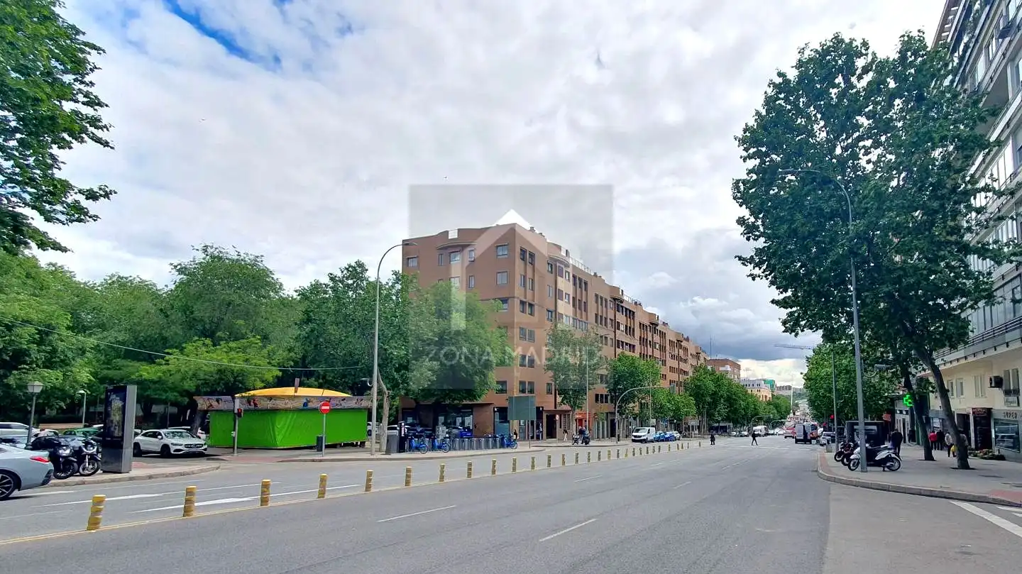 Außenansicht von Wohnung zur Miete in Madrid mit Klimaanlage, Heizung und Parkett