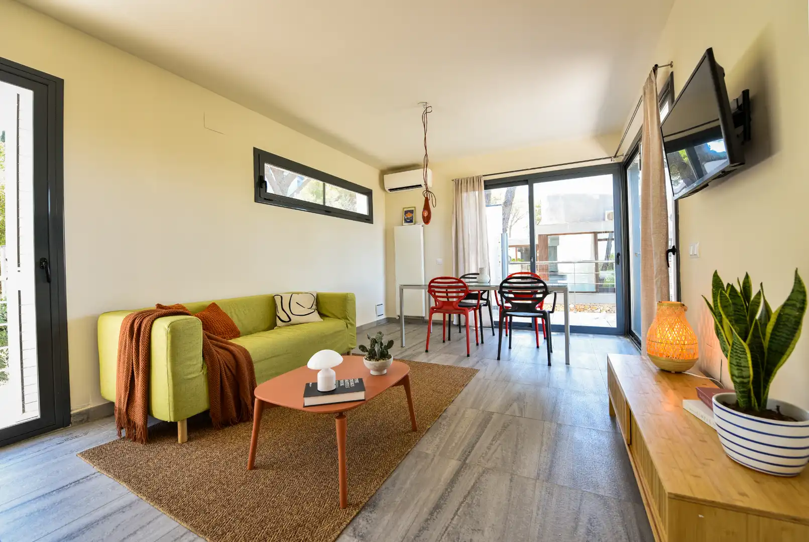 Sala d'estar de Casa o xalet en venda en L'Escala amb Aire condicionat, Calefacció i Jardí privat