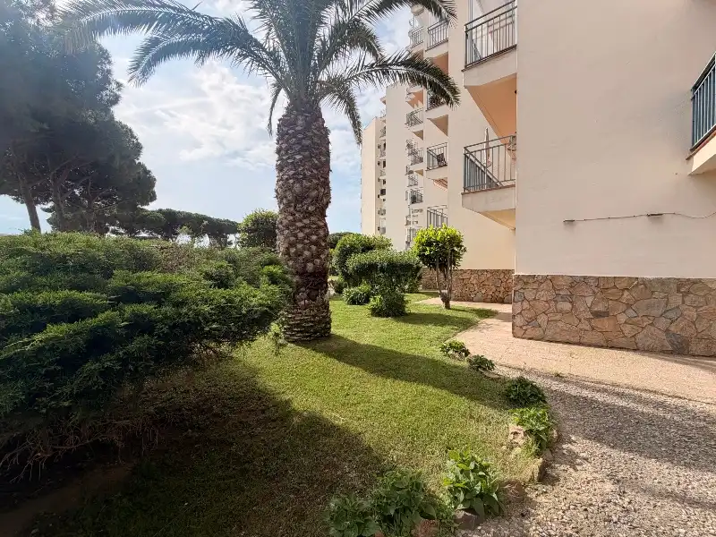 Vista exterior de Pis en venda en Palamós amb Terrassa, Forn i TV