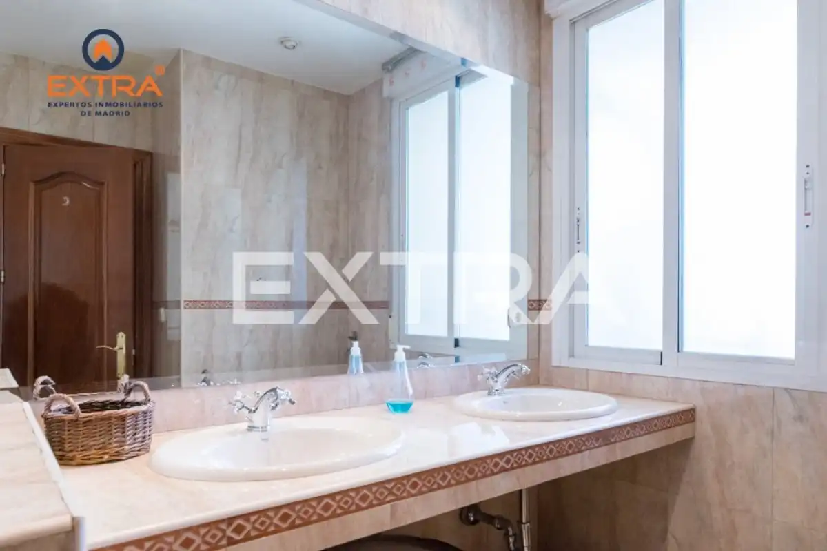Badezimmer von Wohnung zur Miete in Madrid mit Klimaanlage, Heizung und Parkett