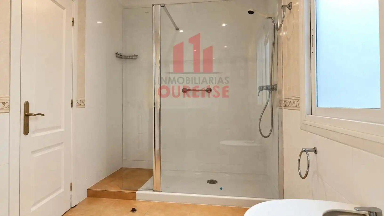 Bathroom of Flat for rent in Ourense Capital   with Heating and Furnished