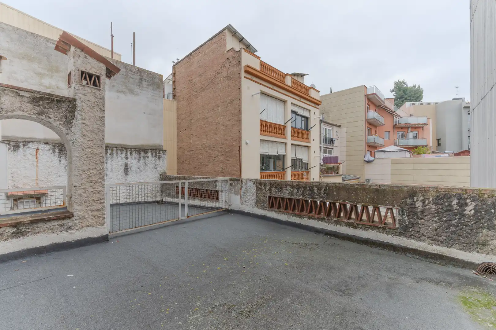 Außenansicht von Wohnung zum Verkauf in Girona mit Heizung und Terrasse