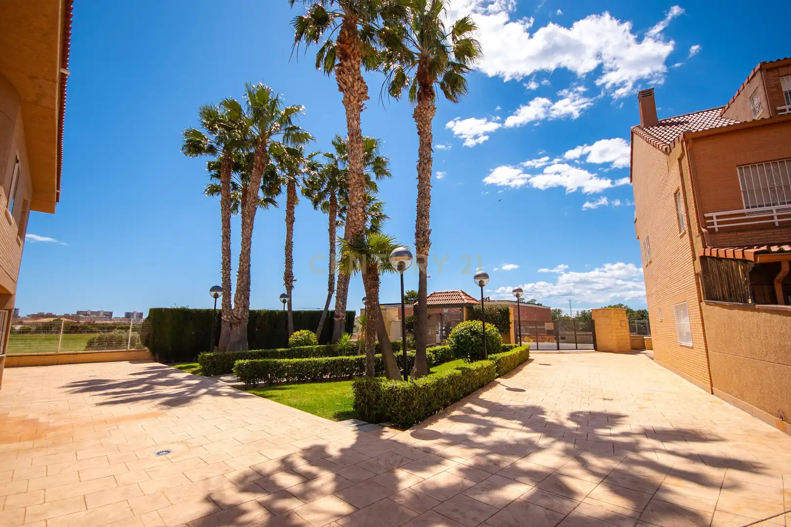 Vista exterior de Casa adosada en venta en Alicante / Alacant con Aire acondicionado, Balcón y Piscina comunitaria