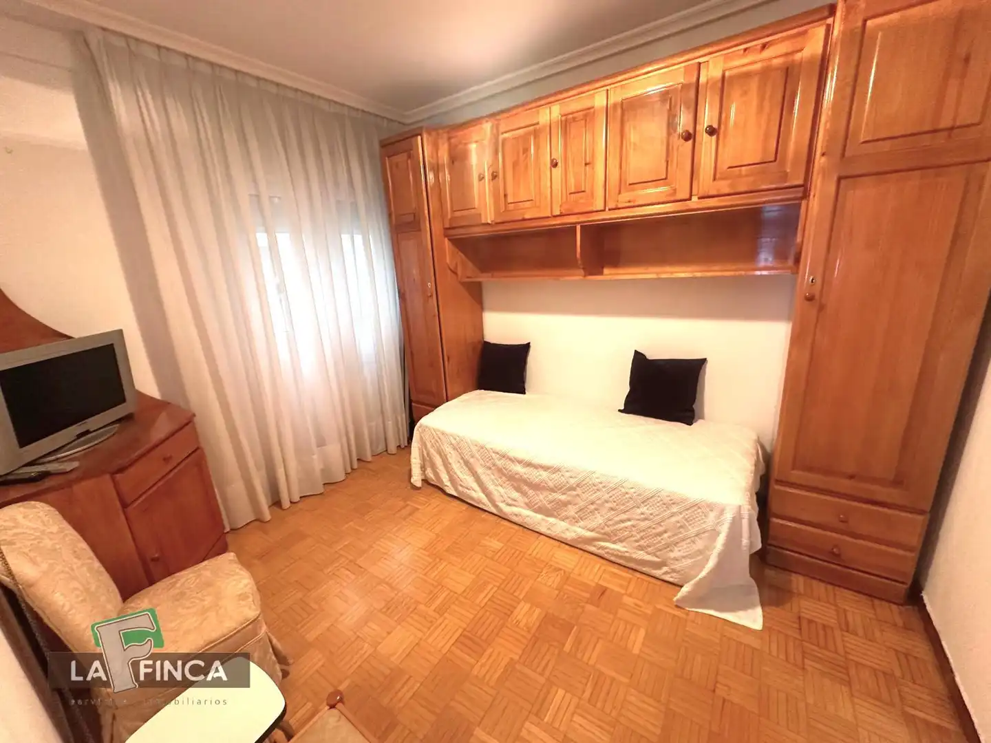 Habitación de Piso en venta en Oviedo  con Calefacción, Parquet y Amueblado