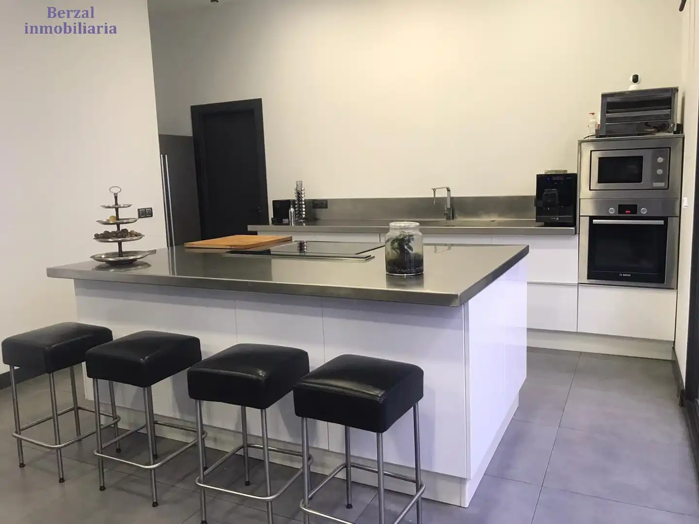Küche von Gebäude zum Verkauf in  Logroño
