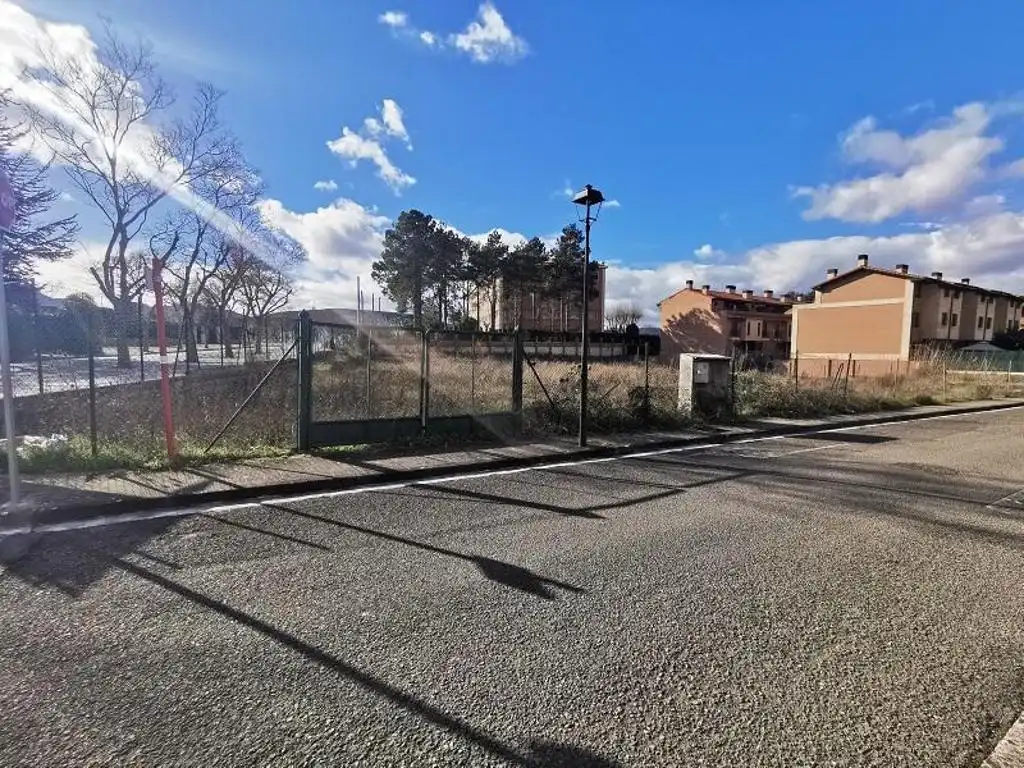 Terreny residencial en venda a Calle Pilar Miró