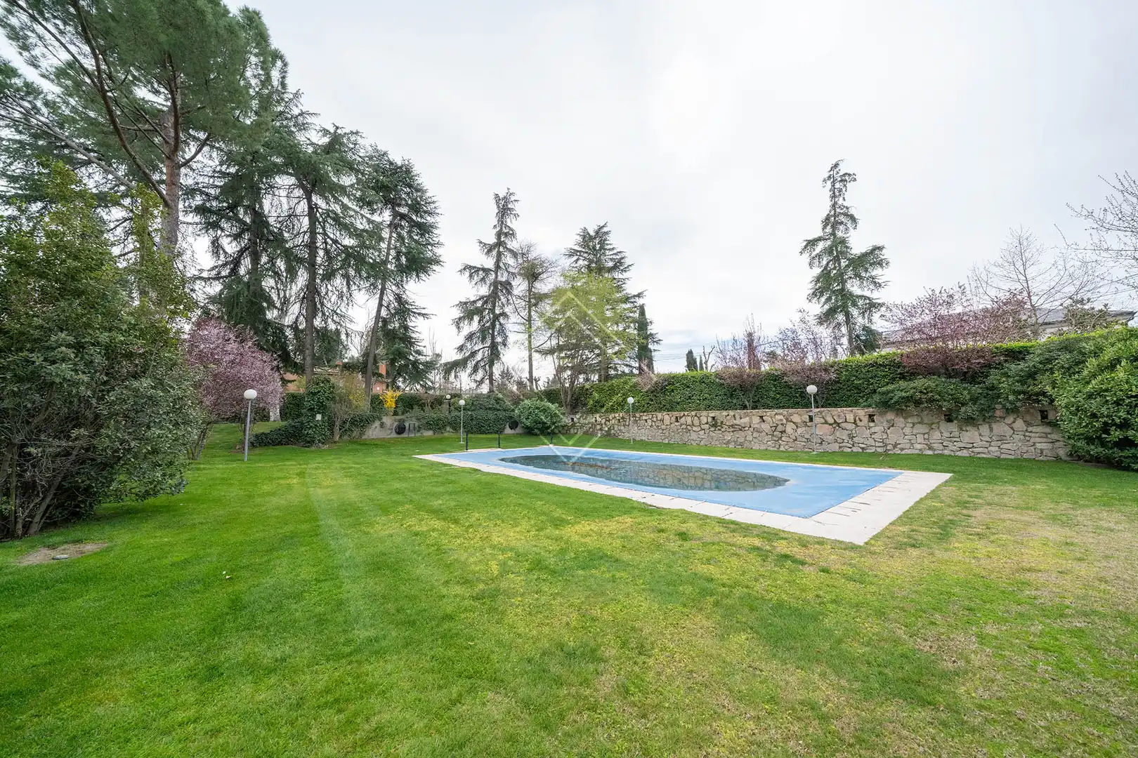 Swimming pool of Flat for sale in Madrid  with Air Conditioner, Heating and Terrace