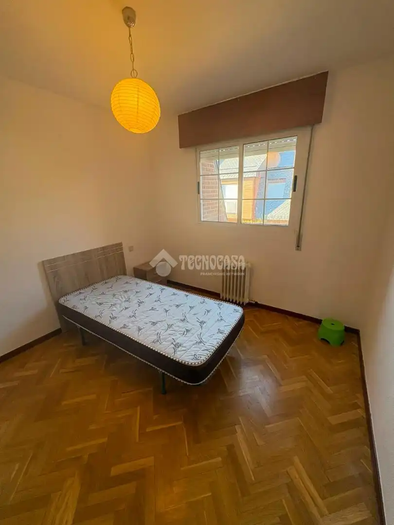 Dormitori de Casa adosada en venda en Valladolid amb Calefacció i Parquet