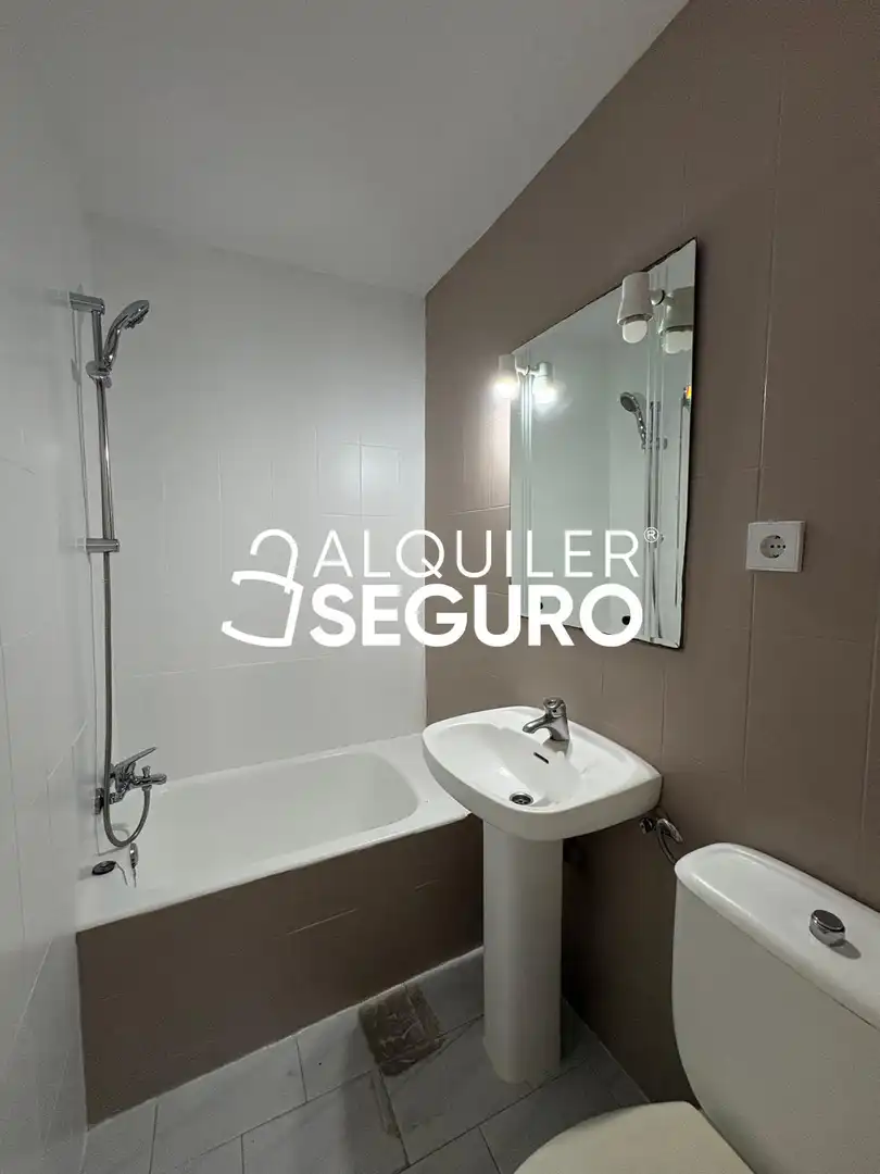 Bathroom of Flat for rent in Madrid  with Air Conditioner, Heating and Furnished