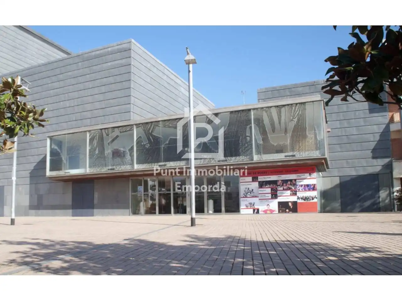 Vista exterior de Piso en venta en Figueres con Calefacción, Terraza y Amueblado