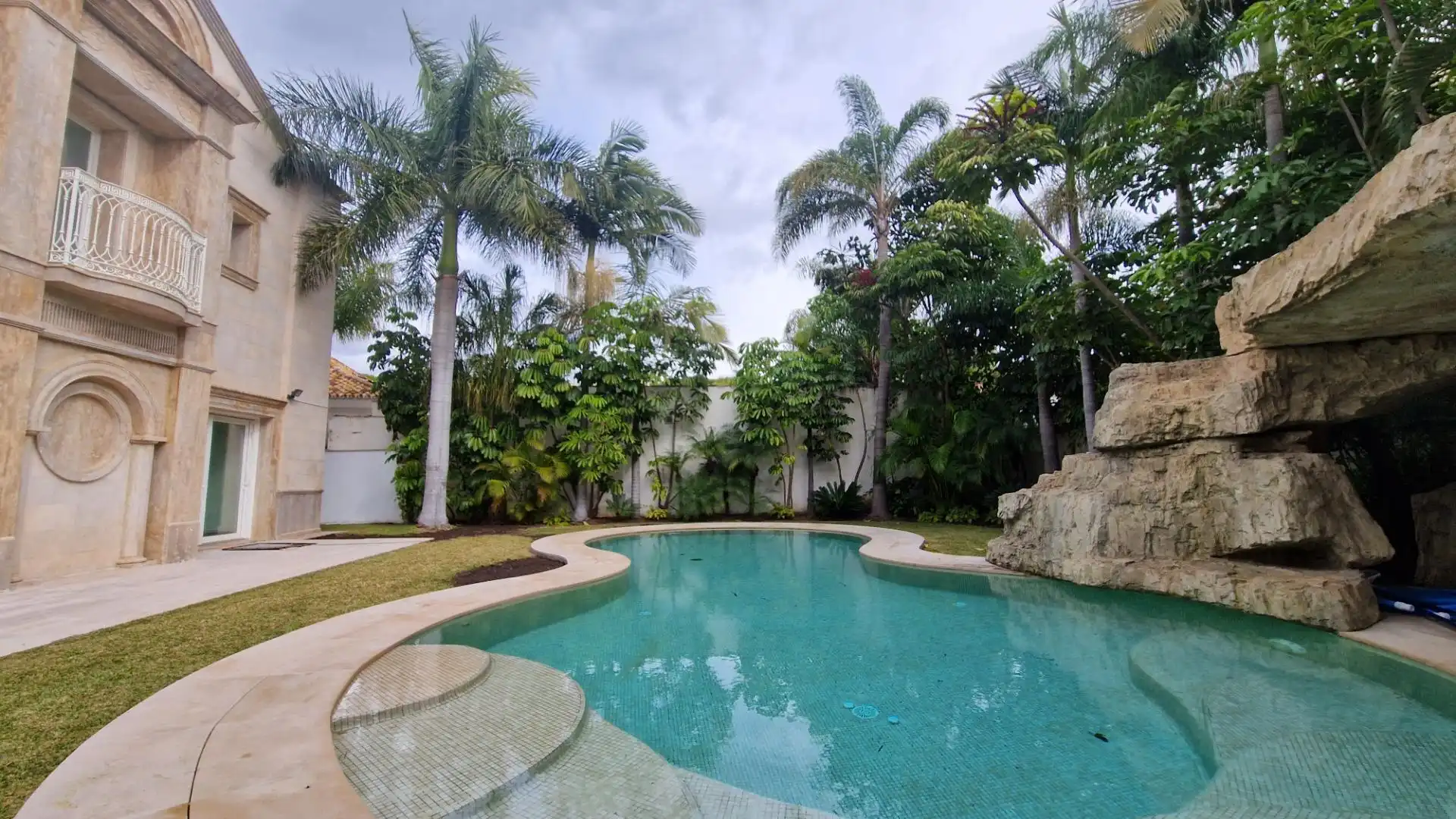 Swimming pool of Houses for sale in Marbella  with Air Conditioner, Private garden and Terrace