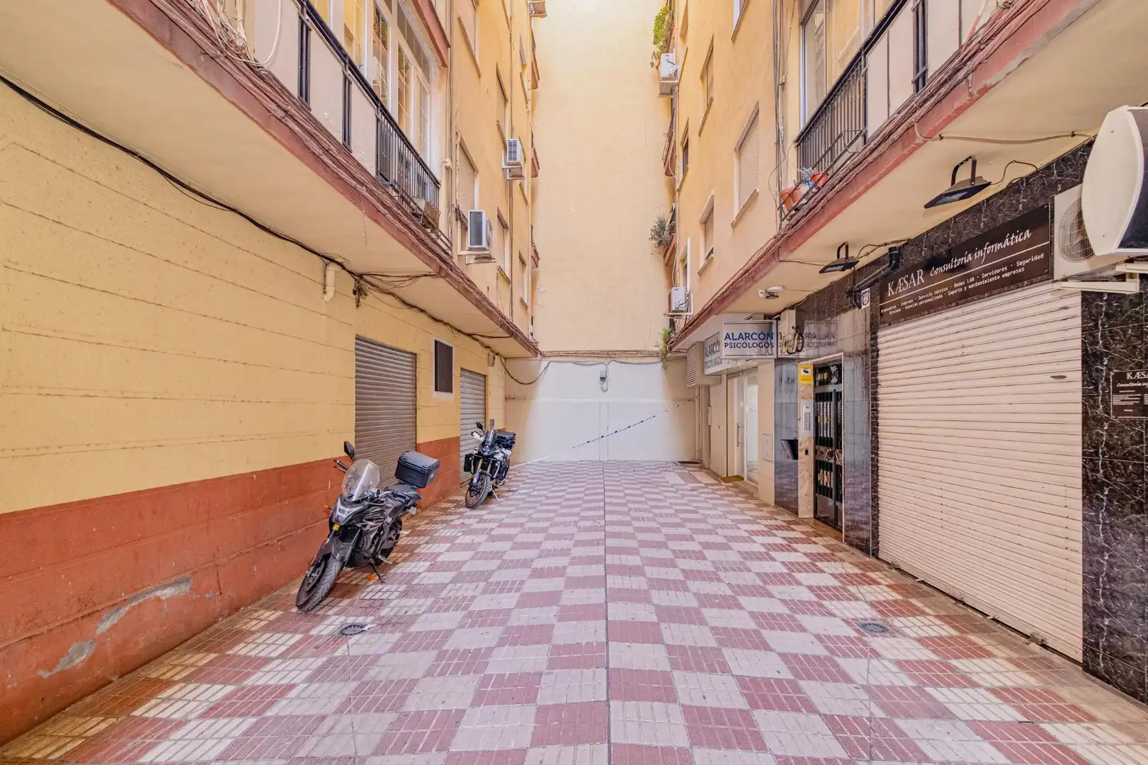 Außenansicht von Dachboden zum Verkauf in Granada mit Klimaanlage und Terrasse