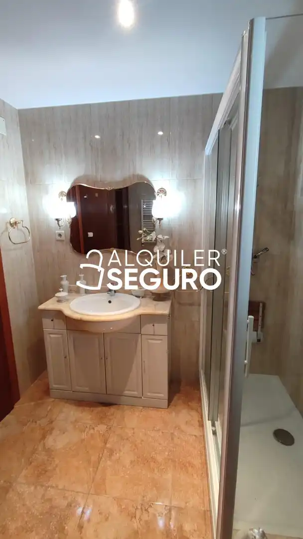 Baño de Piso de alquiler en Madrid con Calefacción, Terraza y Amueblado