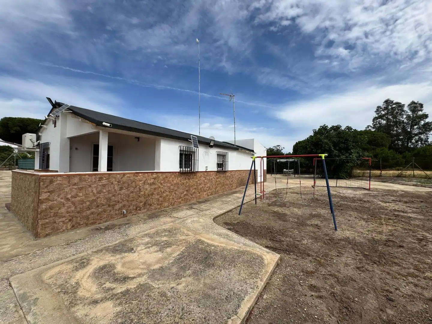 Außenansicht von Country house zum Verkauf in Lucena del Puerto mit Schwimmbad