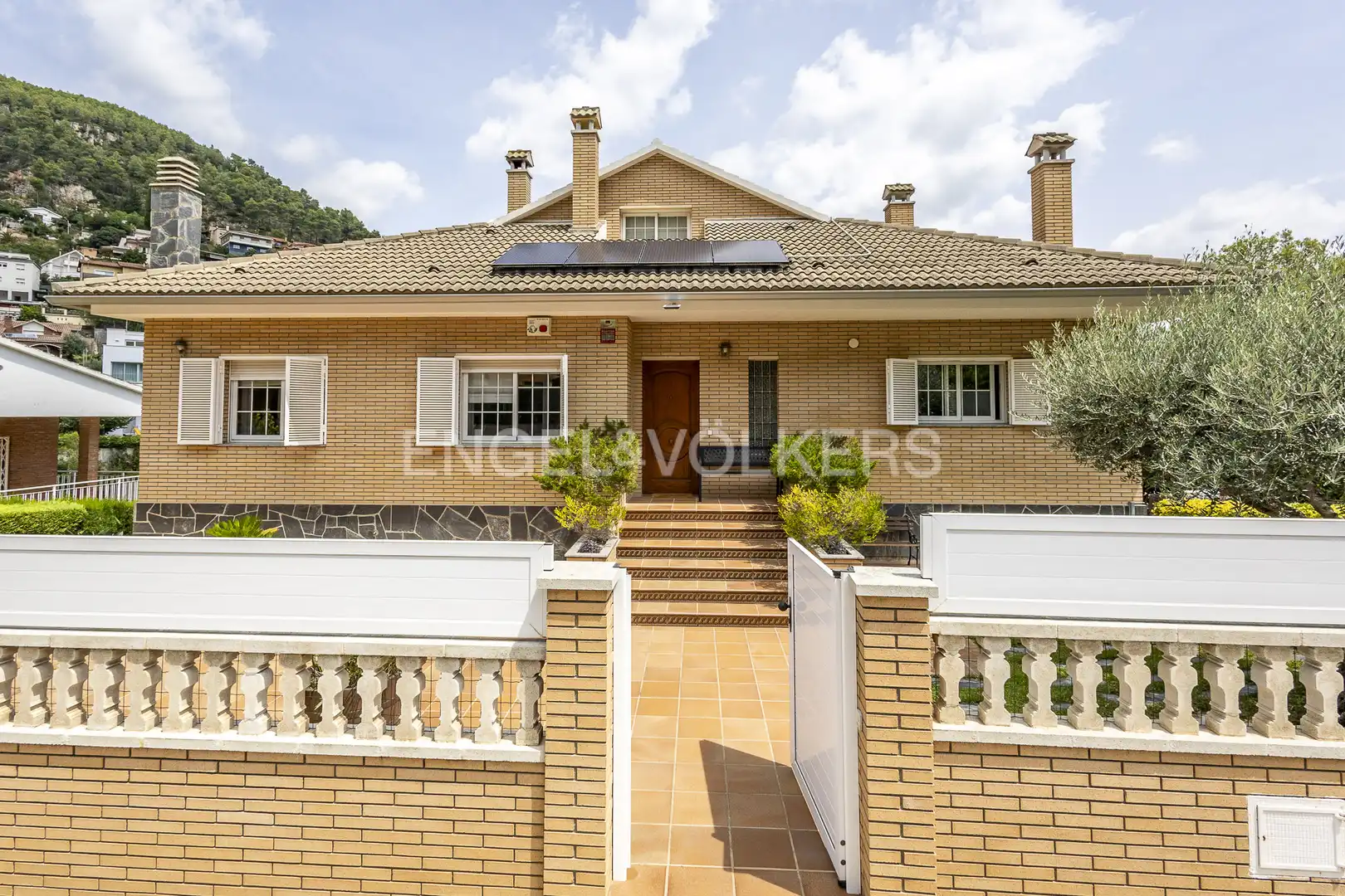 Vista exterior de Casa o xalet en venda en Vallirana amb Calefacció, Jardí privat i Terrassa
