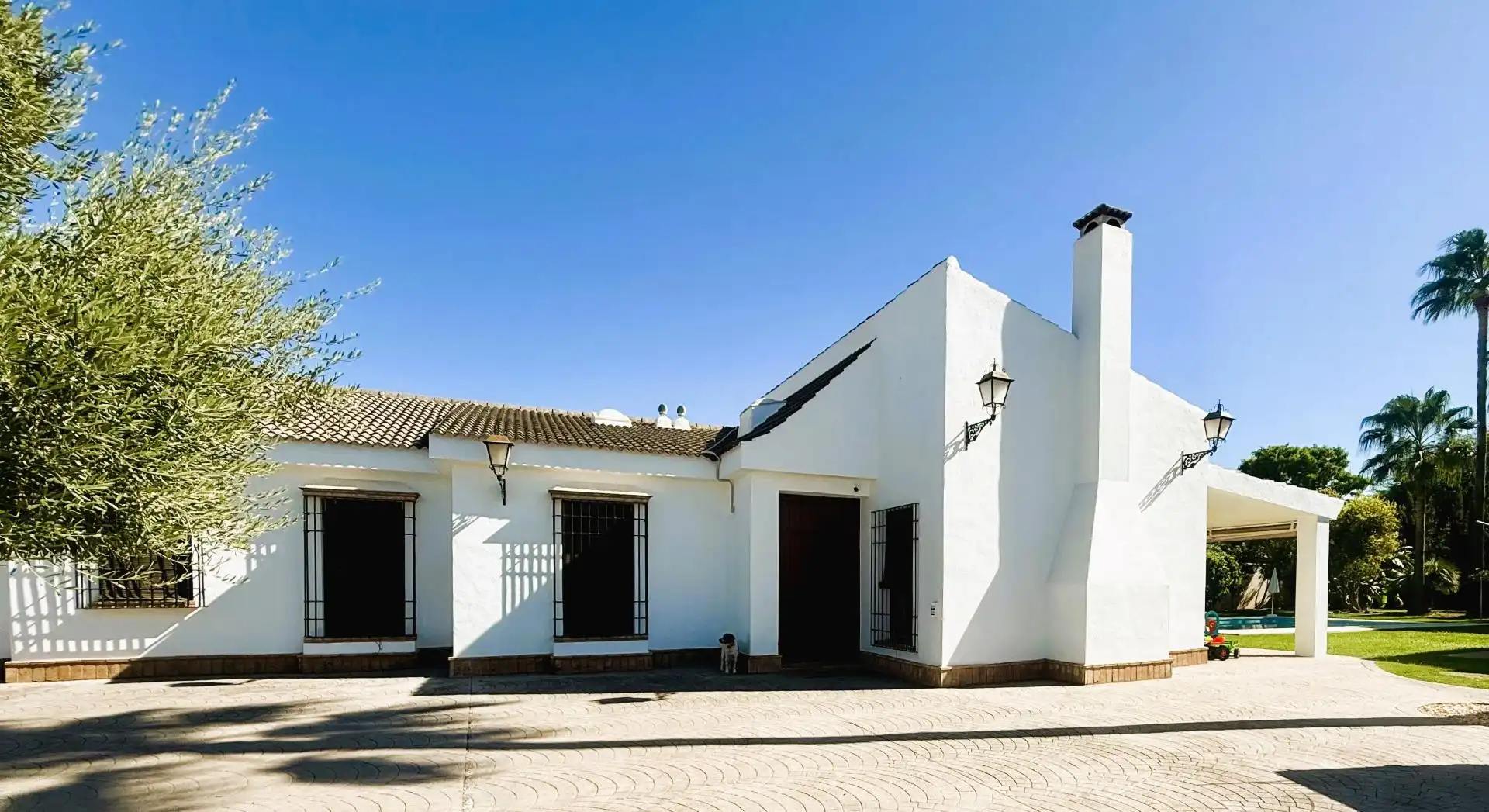 Vista exterior de Casa o xalet en venda en La Rinconada amb Aire condicionat, Jardí privat i Piscina